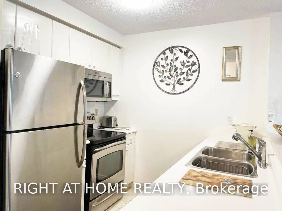 10 Queens Quay W 1712