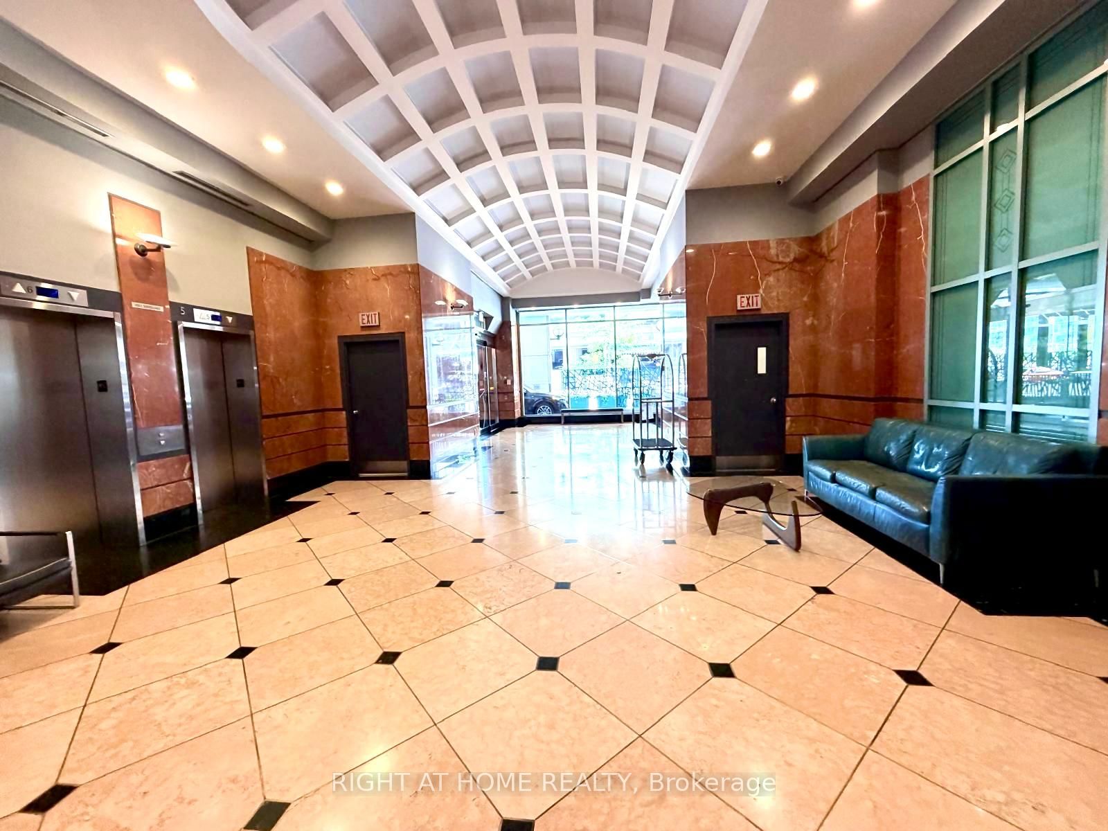 10 Queens Quay W 1712