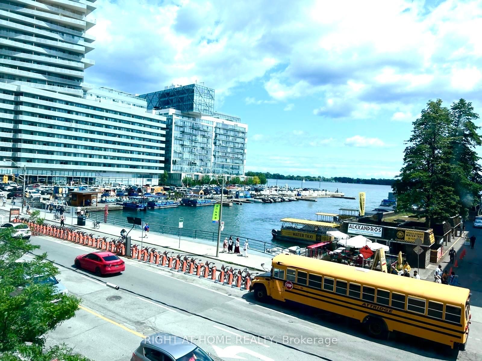 10 Queens Quay W 1712