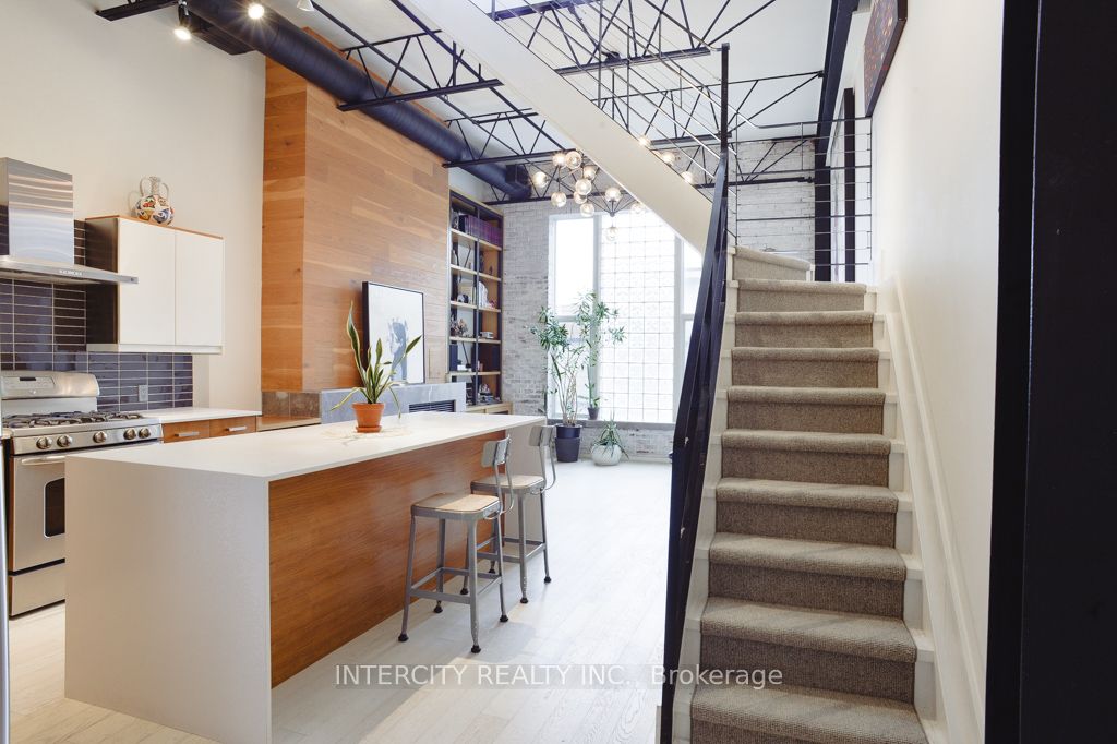 676 Richmond Street W 208