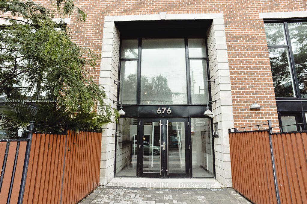 676 Richmond Street W 208