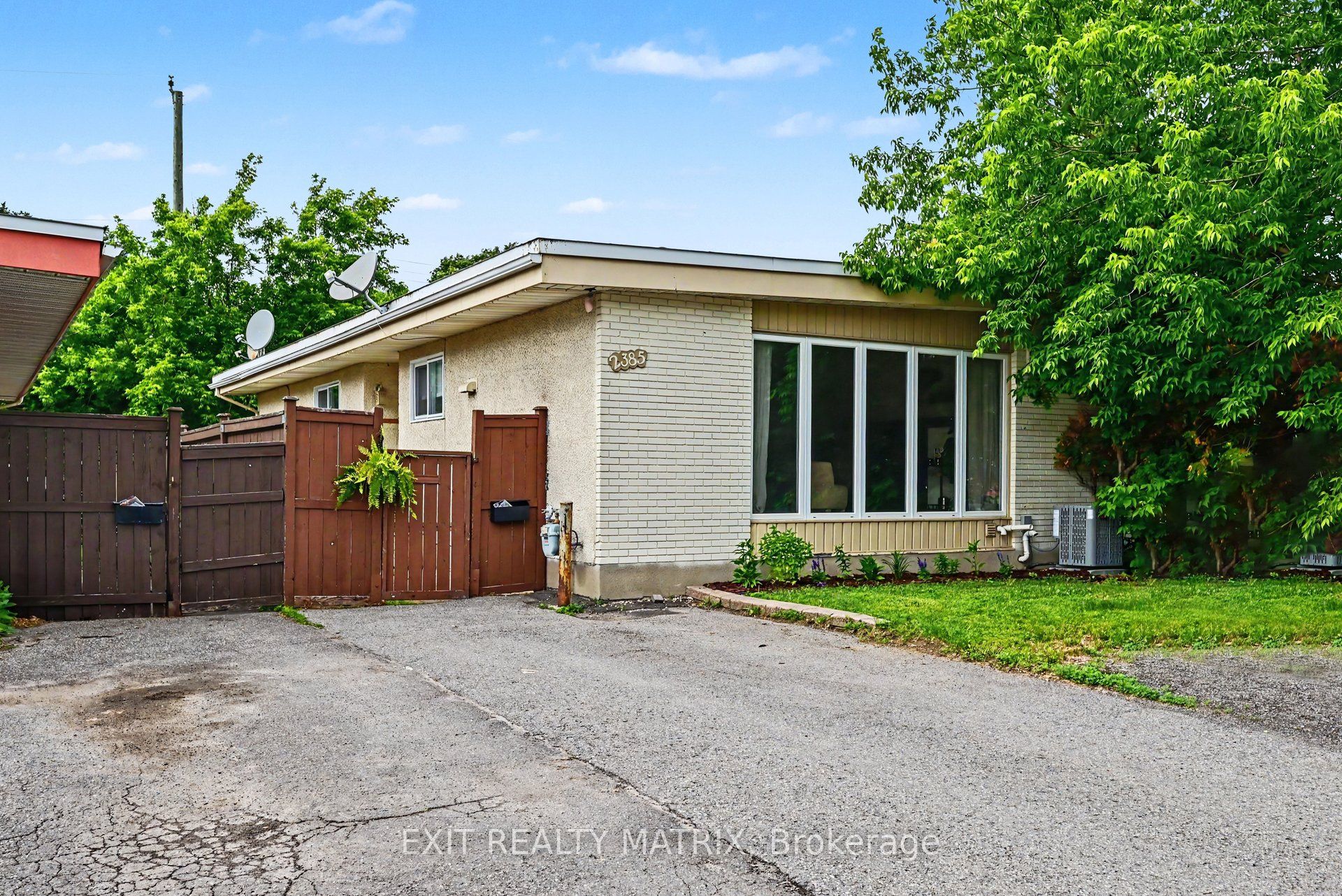 Photo 1 of 28 — 2385 Walkley Road, Elmvale Acres and Area, ON K1H 2H1
