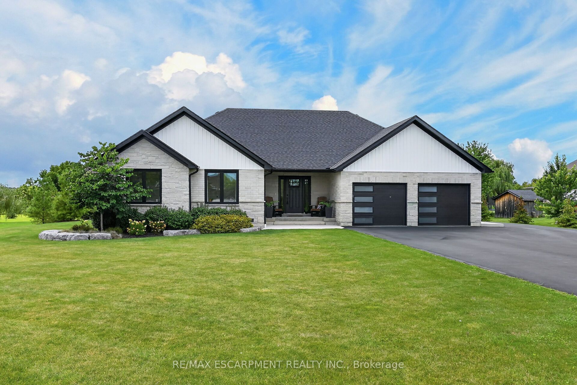 33 MONTURE Street N