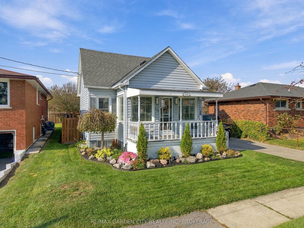 Photo of 226 MARSHALL Avenue, Welland, ON L3C 2N4 (MLS # X14126976)