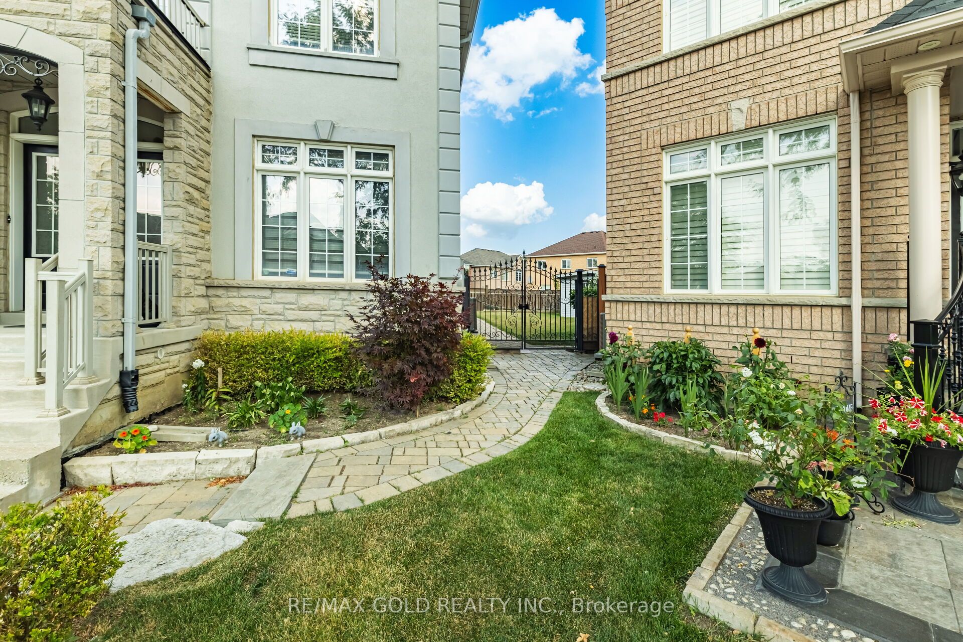15 Smoothrock Trail