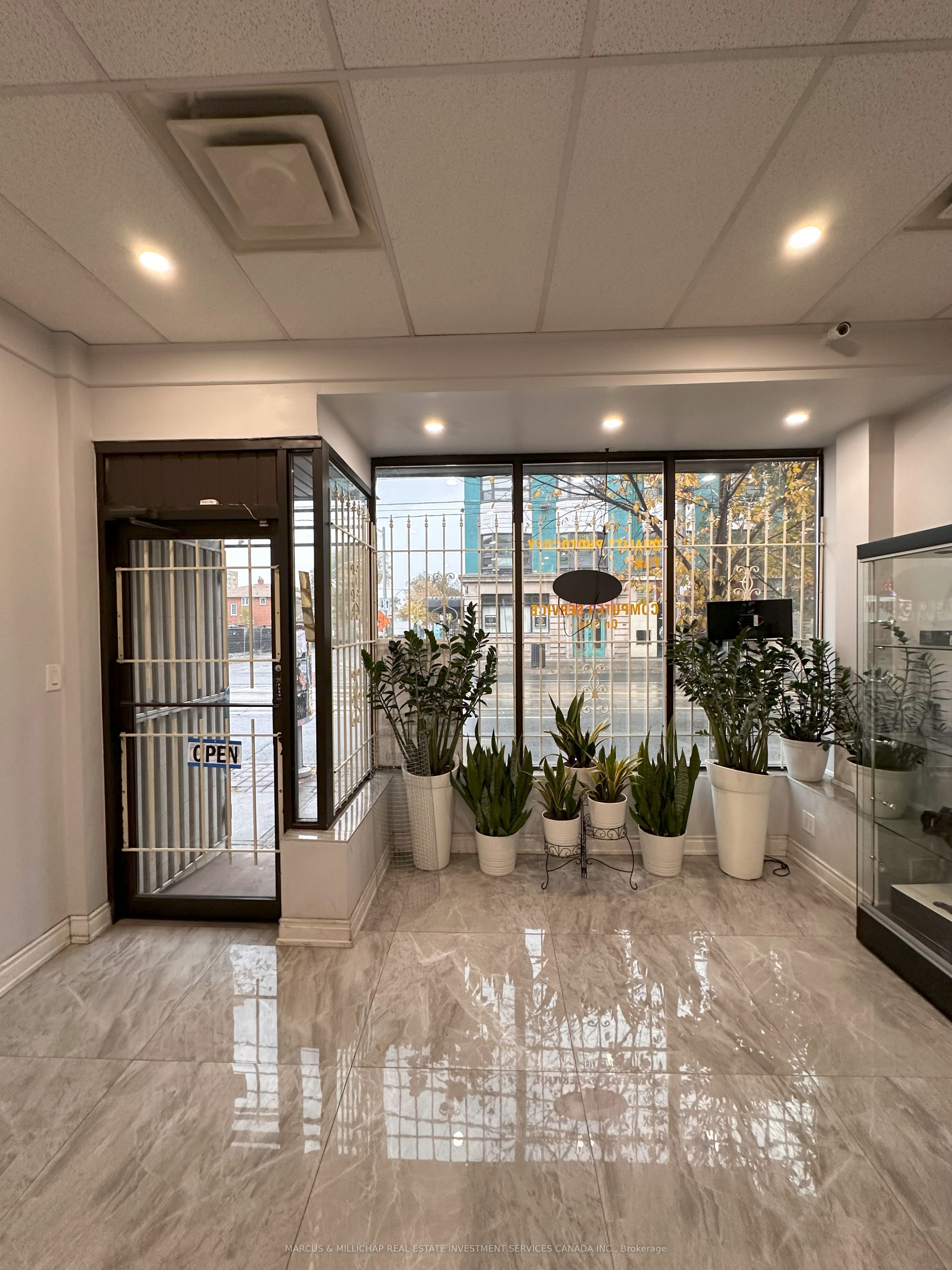 1452 Queen Street W