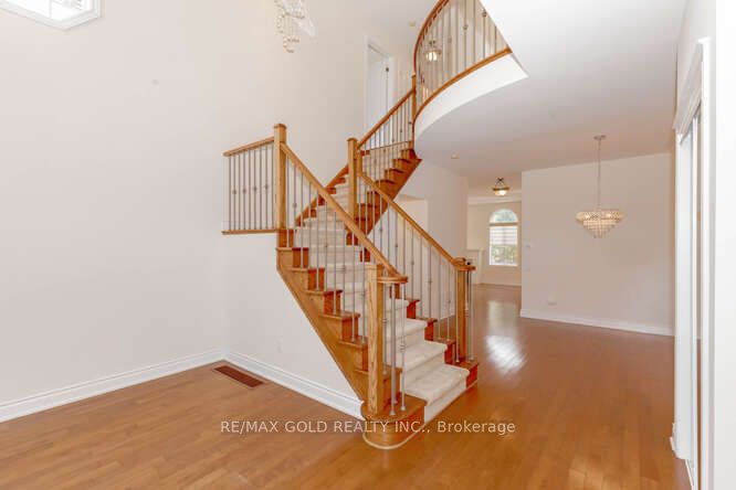 3368 Hayhurst Crescent