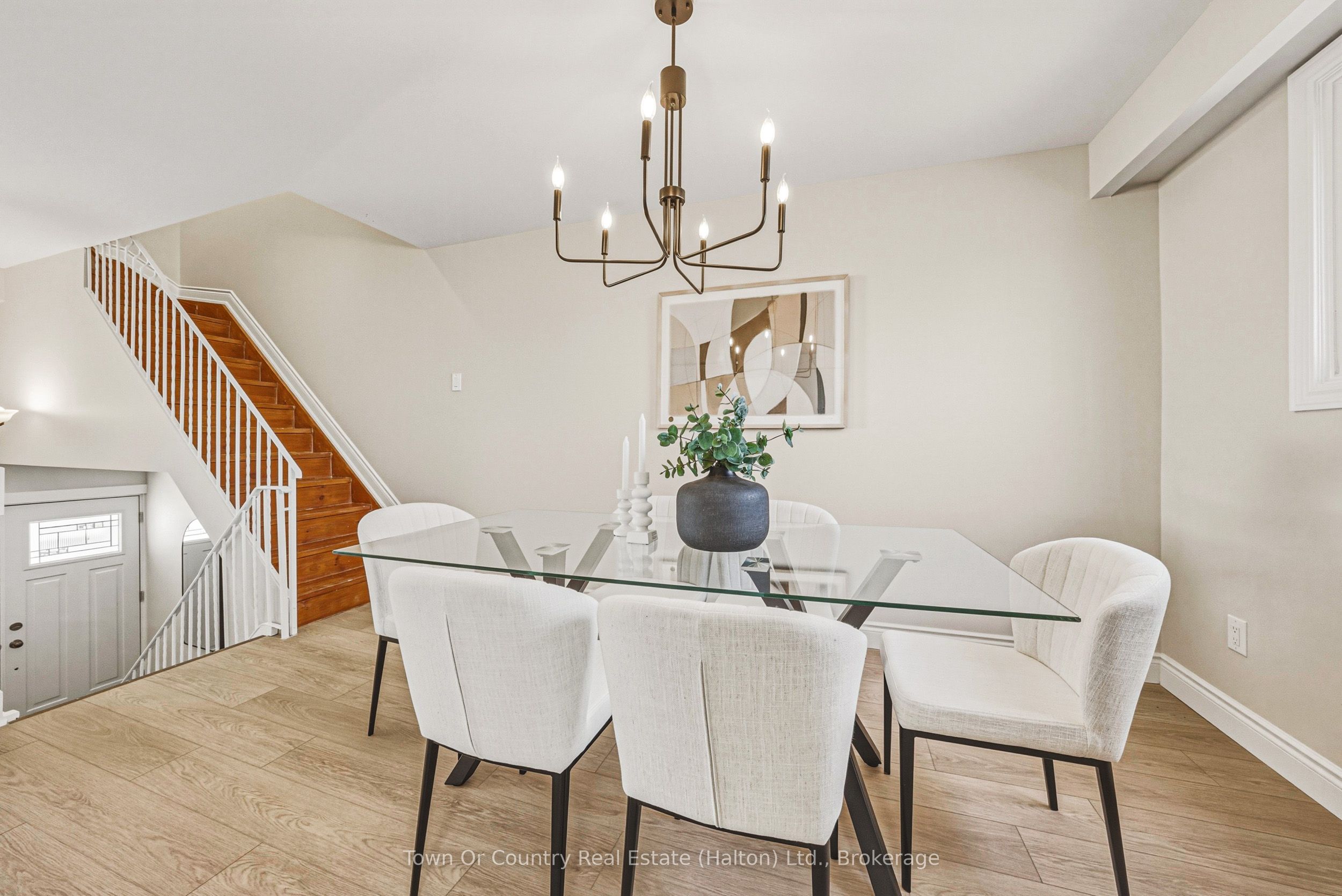 64 Bronte Street S 2