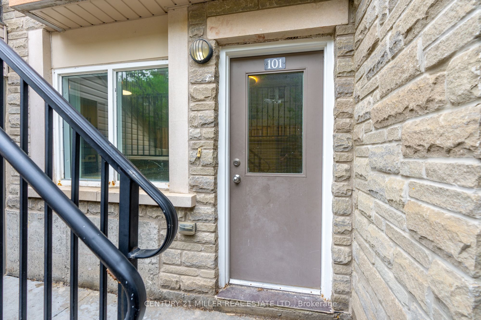 174 Bronte Street S 101