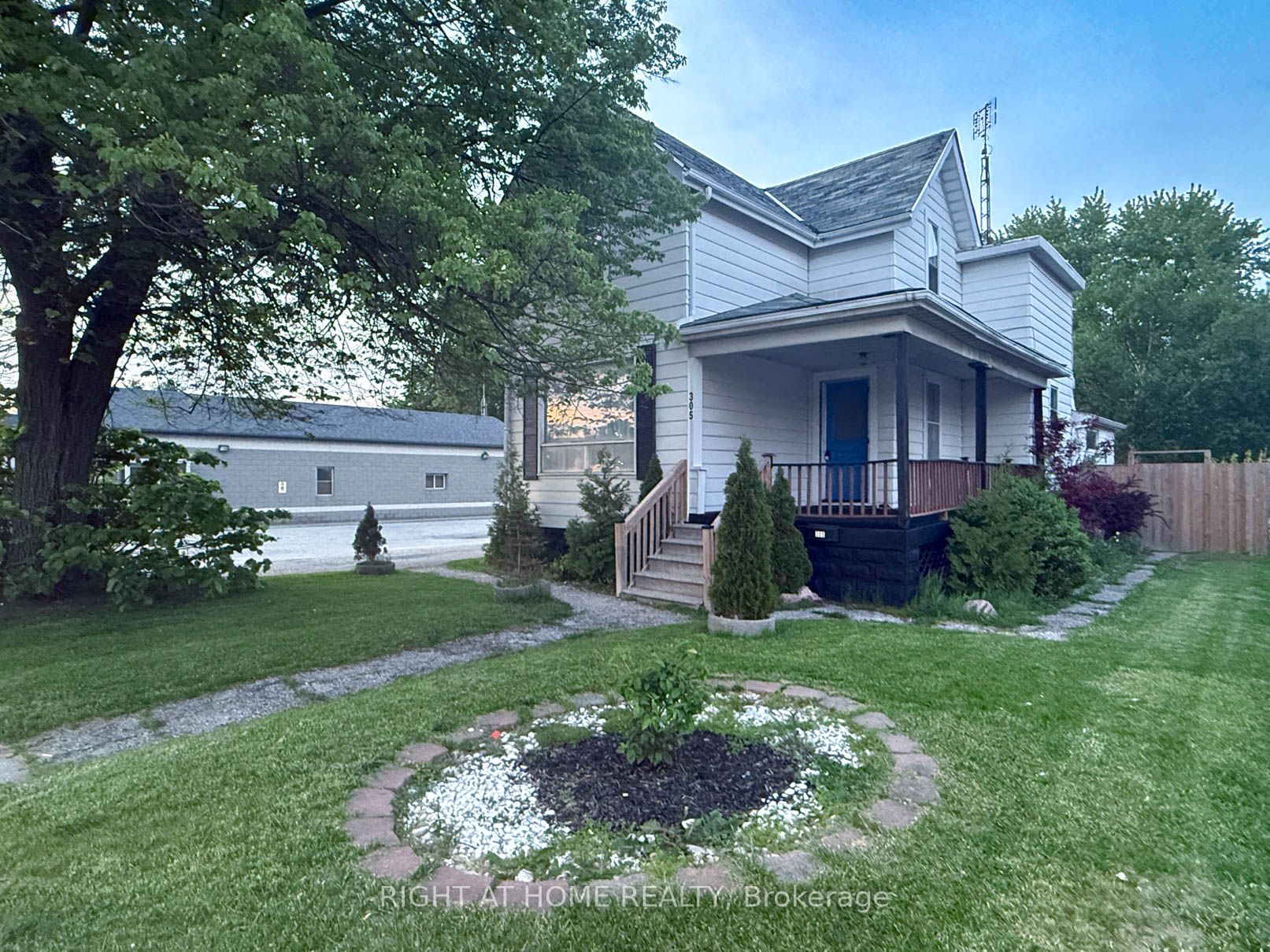 Photo 1 of 18 — 305 St Clair Street, Chatham-Kent, ON N7L 7R1