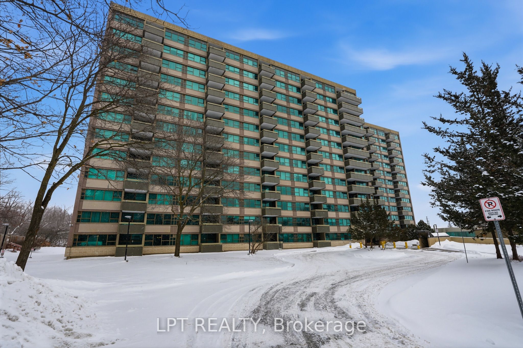 Photo 1 of 25 — 555 Brittany Drive 1112, Manor Park - Cardinal Glen and Area, ON K1K 4C5