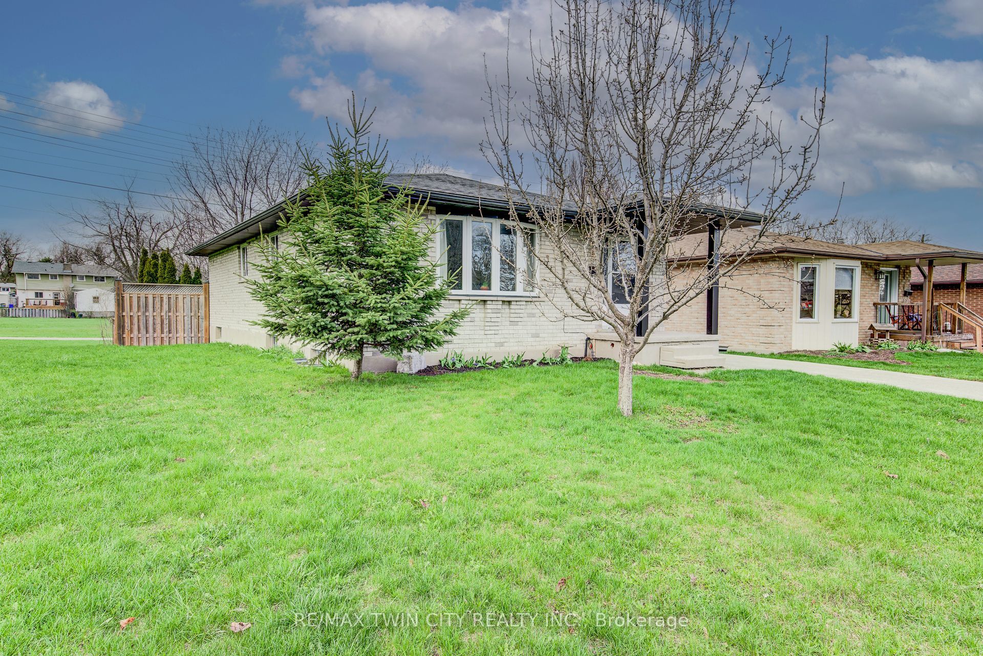 183 Dinison Crescent