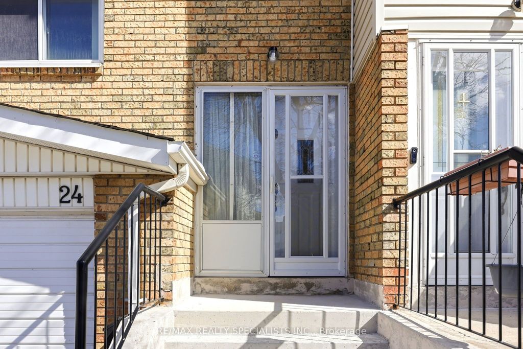 Photo of 24 Lincoln Court E, Brampton, ON L6T 3Z2 (MLS # W13076556)