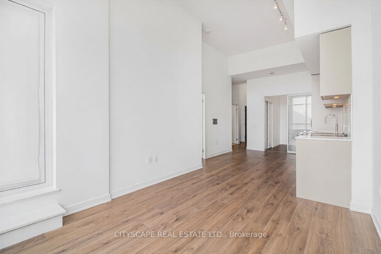 395 Dundas Street W 118