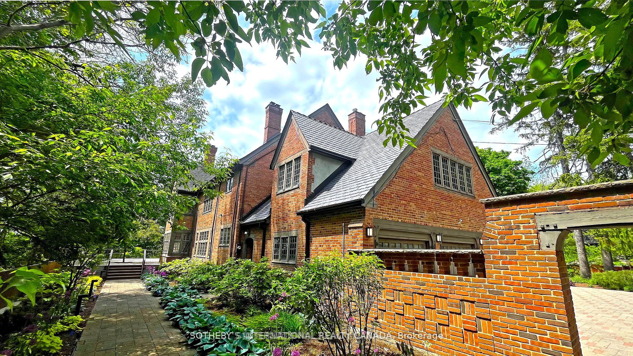 372 Old Yonge Street