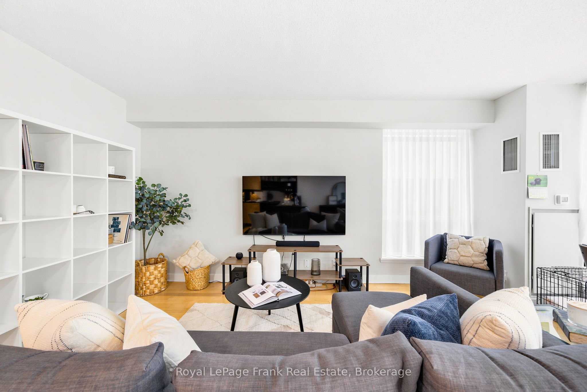 350 Wellington Street W M24