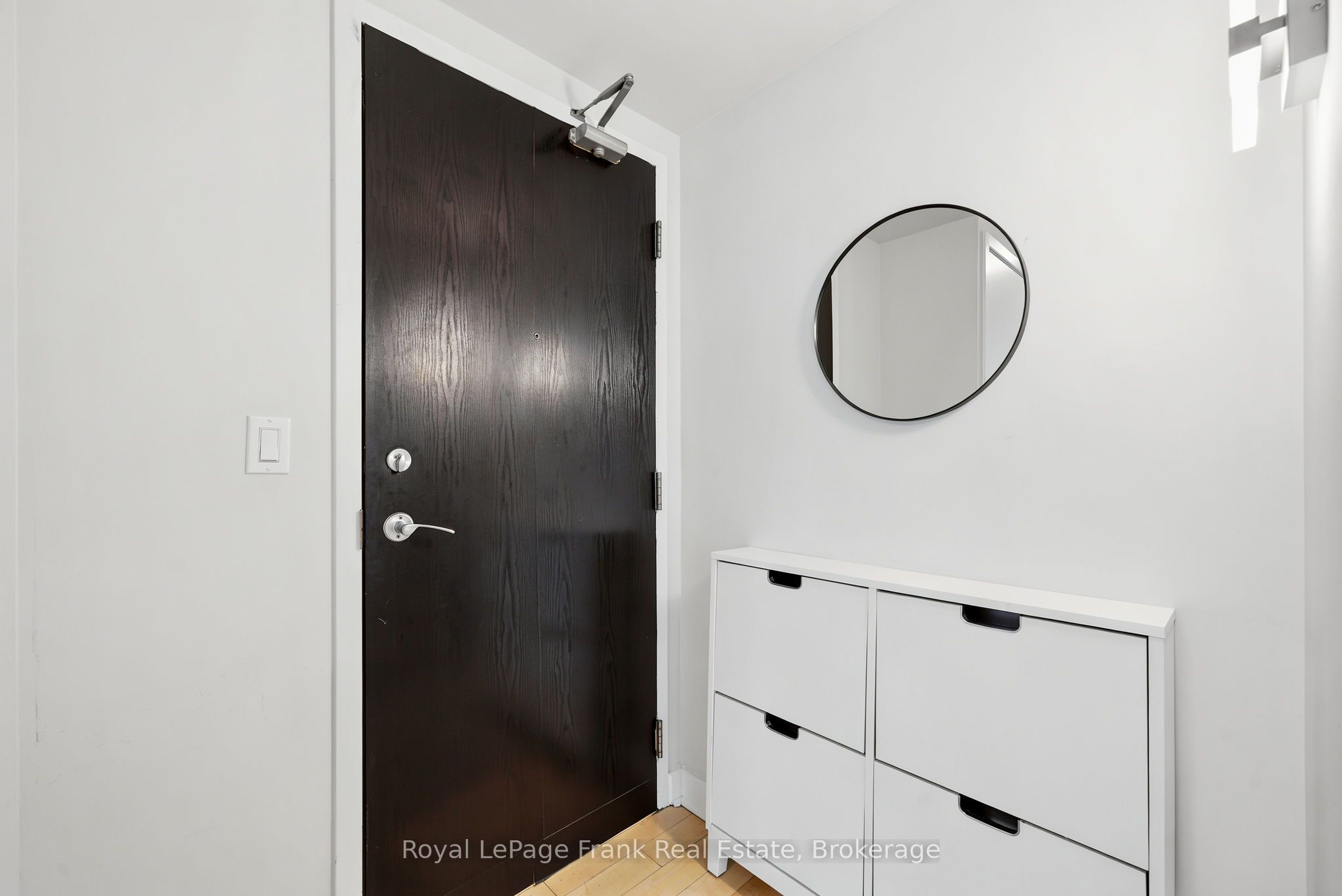 350 Wellington Street W M24