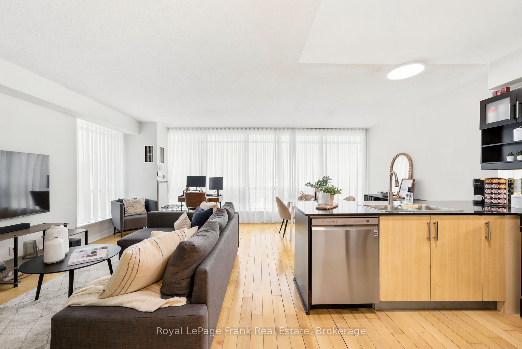 350 Wellington Street W M24