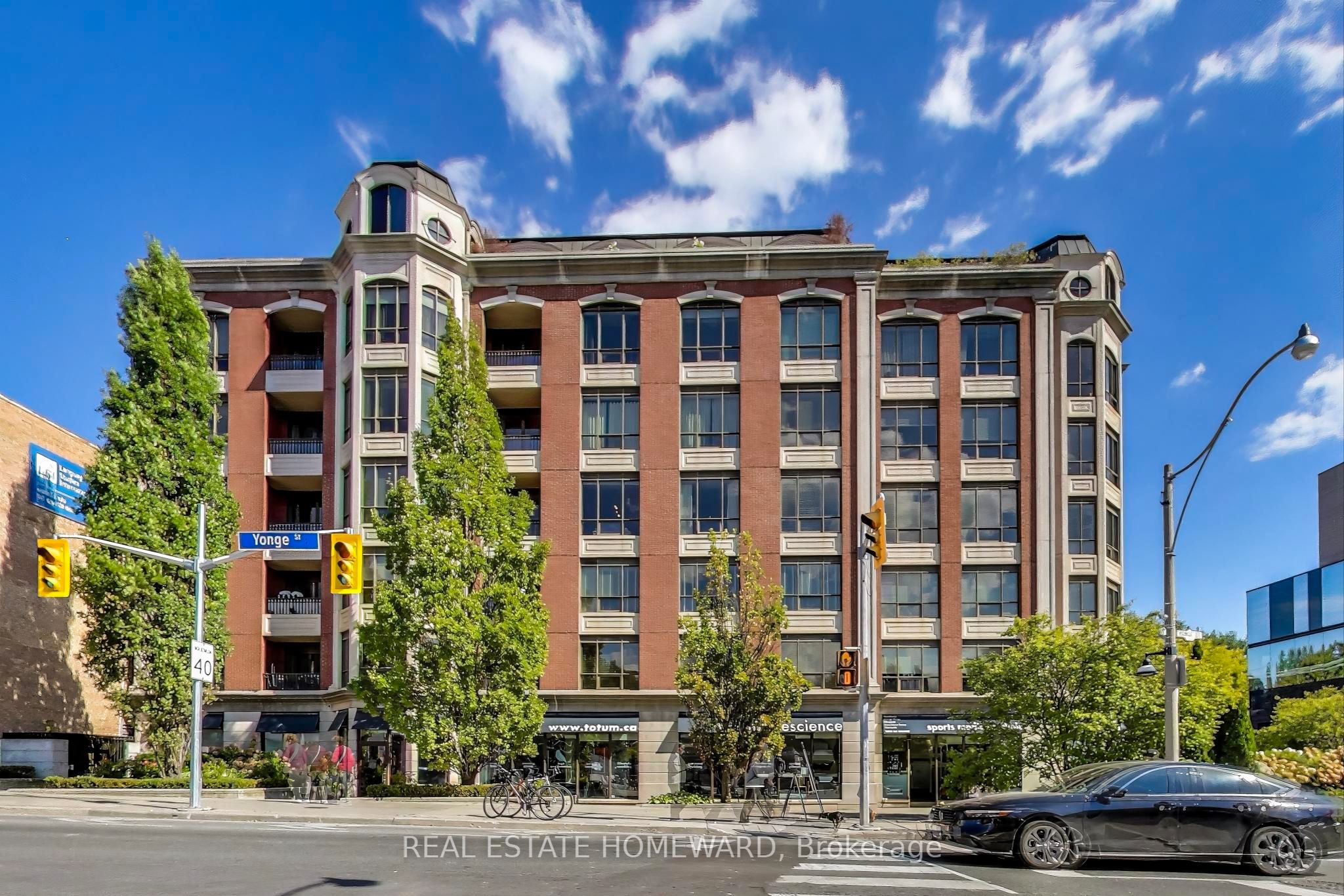 2 Roxborough Street E 403