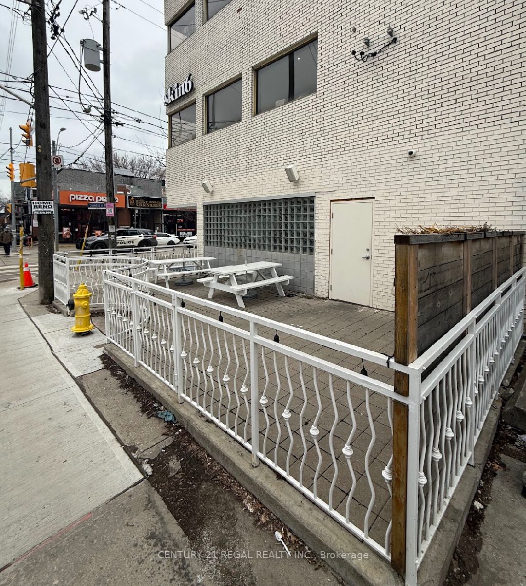 802 Dundas Street W