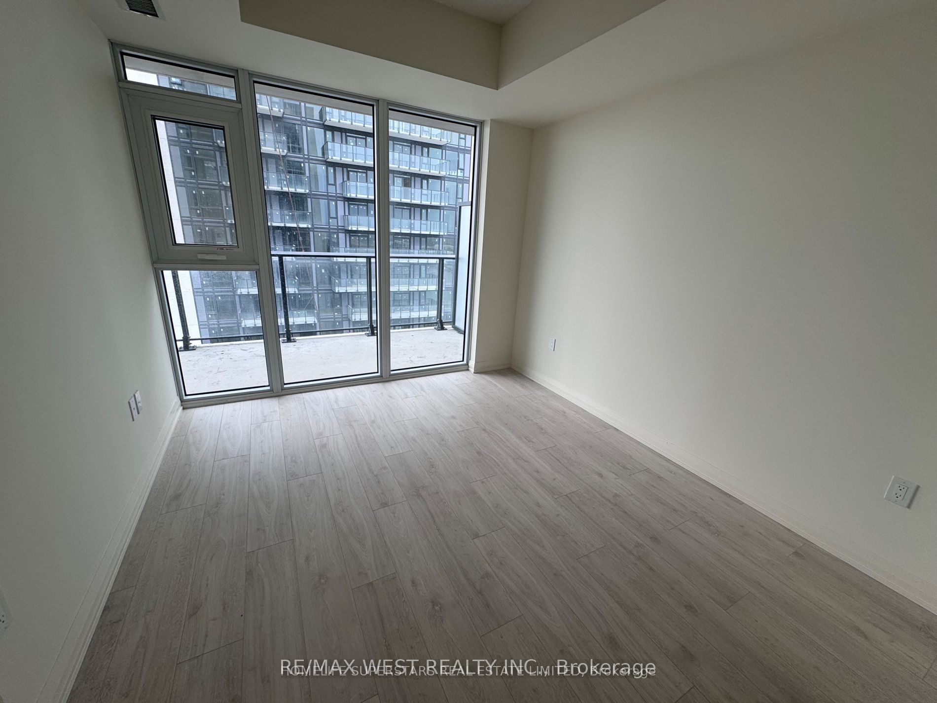 8960 Jane Street 2302