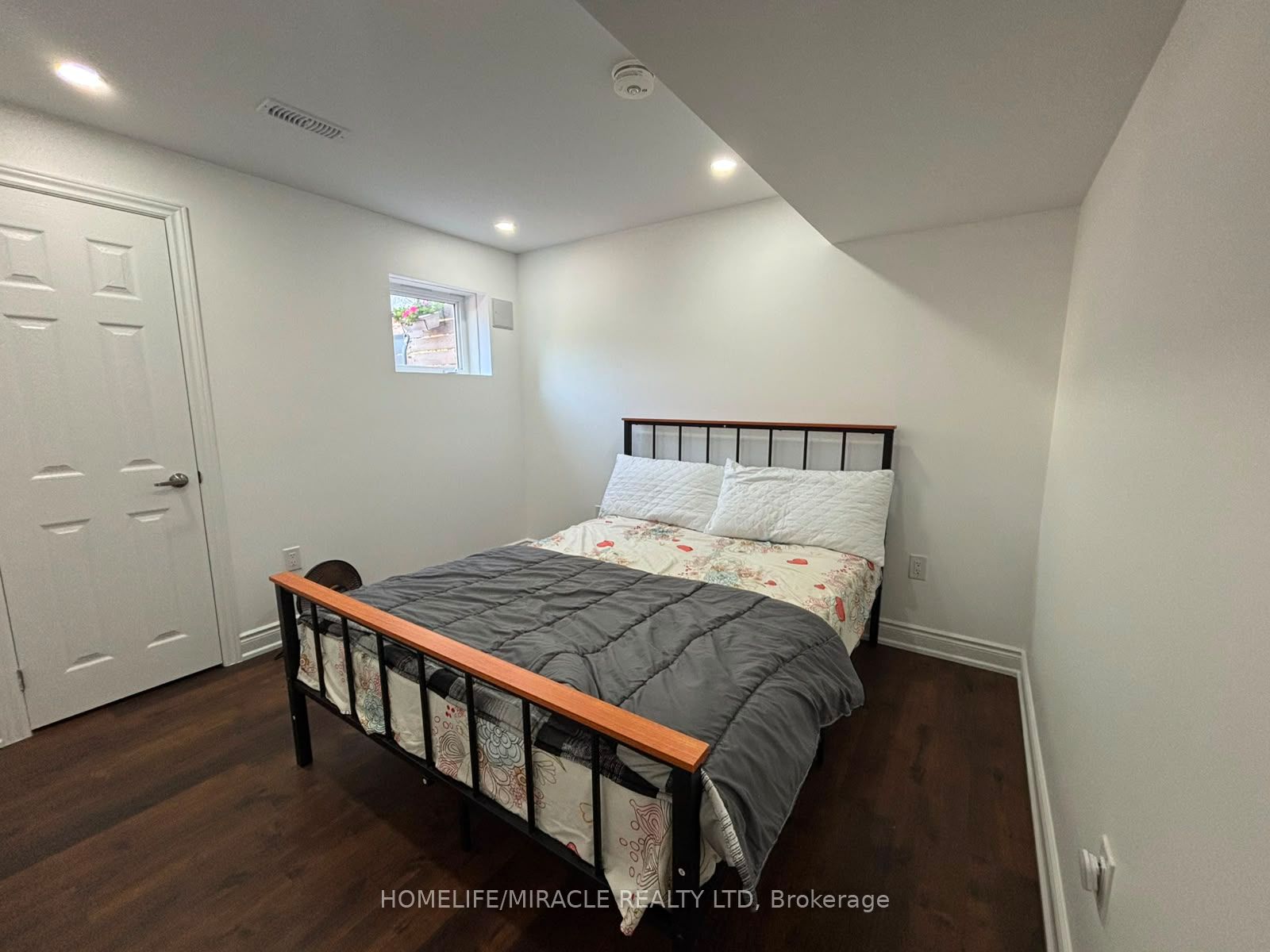 28 Meadowglen Boulevard