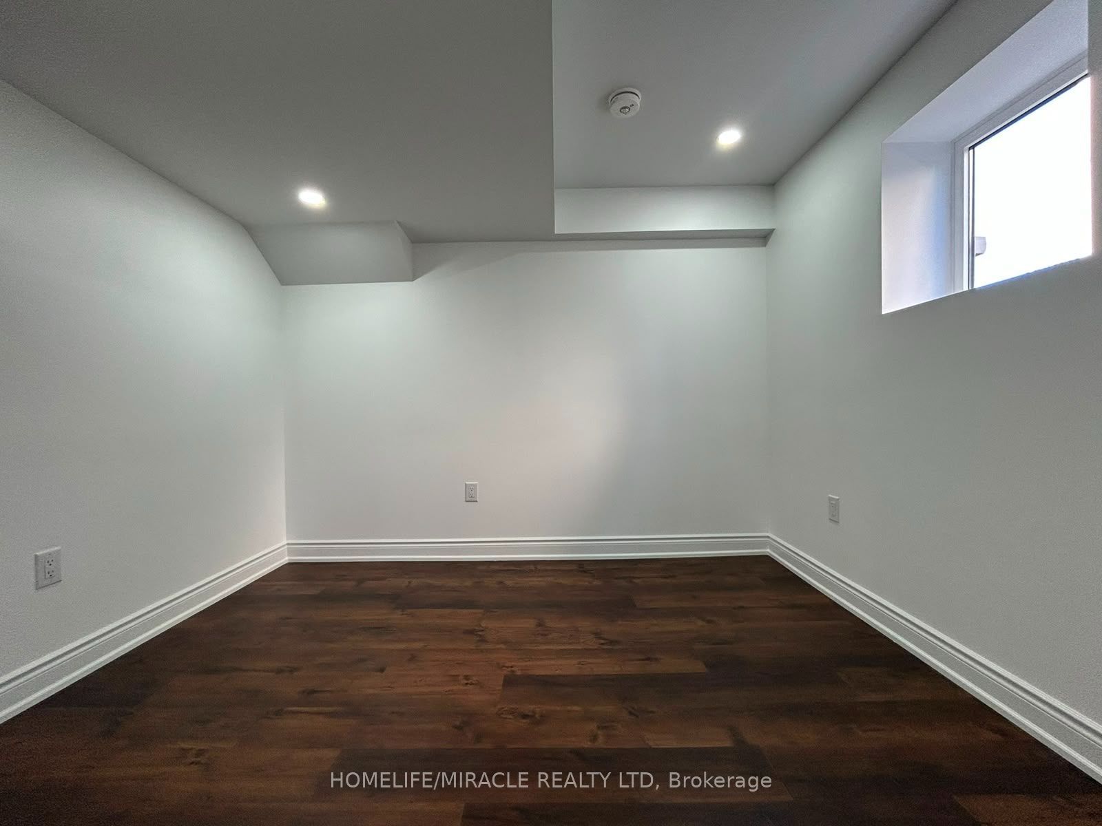 28 Meadowglen Boulevard