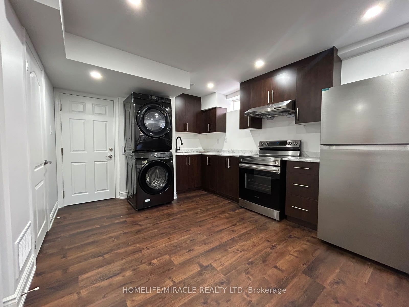 28 Meadowglen Boulevard