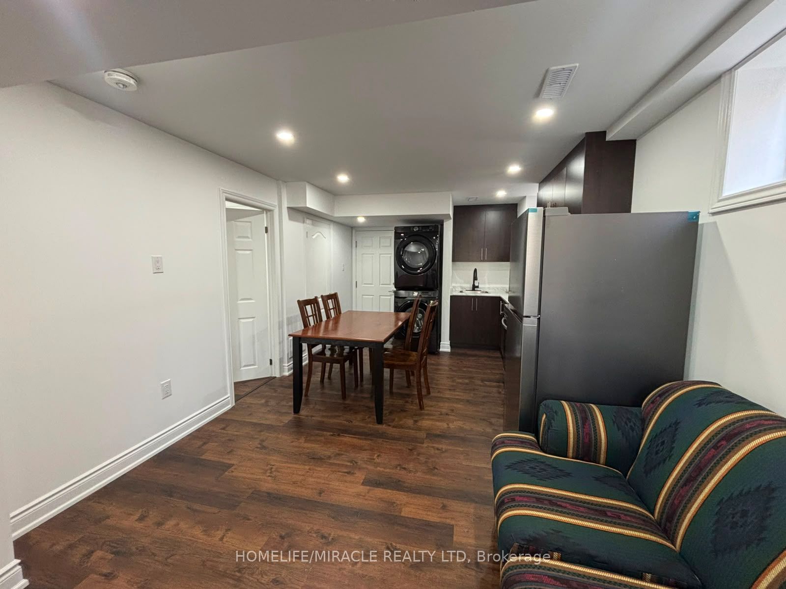 28 Meadowglen Boulevard