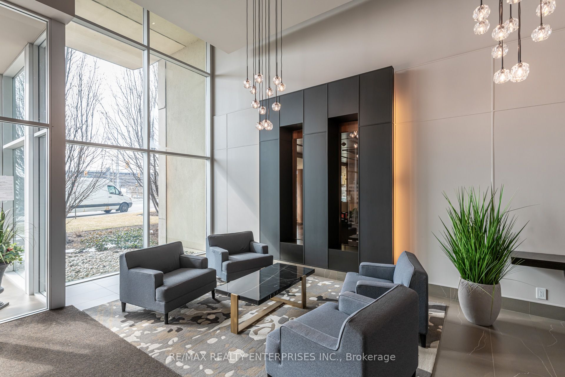 1055 Southdown Road LPH02