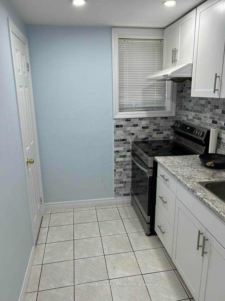 4 LASCELLES BLVD Drive Bsmt