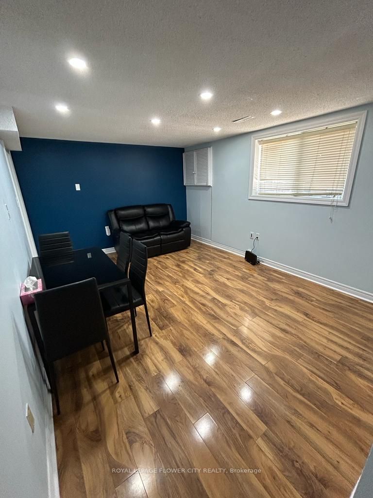 4 LASCELLES BLVD Drive Bsmt