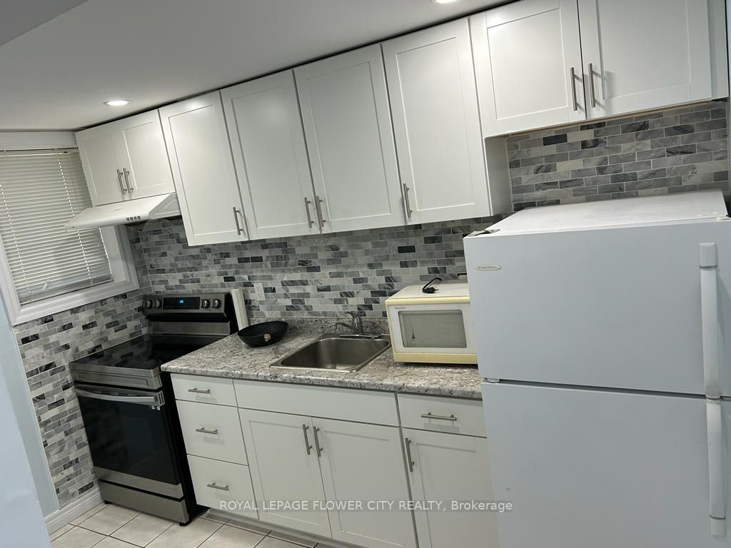 4 LASCELLES BLVD Drive Bsmt