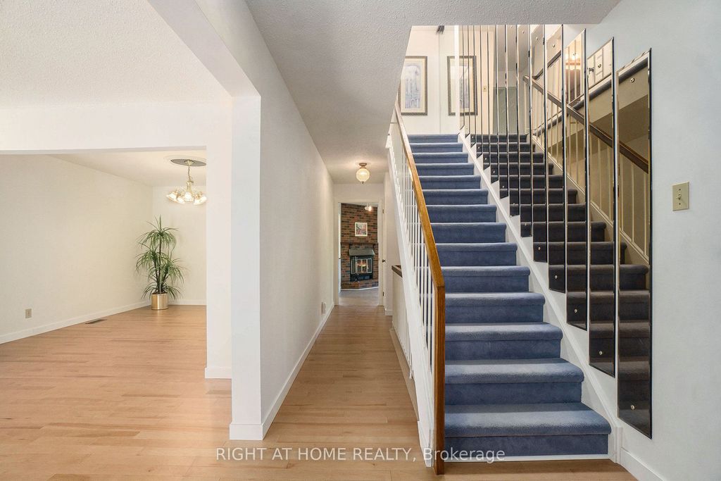 Photo of 82 Nestow Drive, Tanglewood - Grenfell Glen - Pineglen, ON K2G 4L8 (MLS # X12411082)