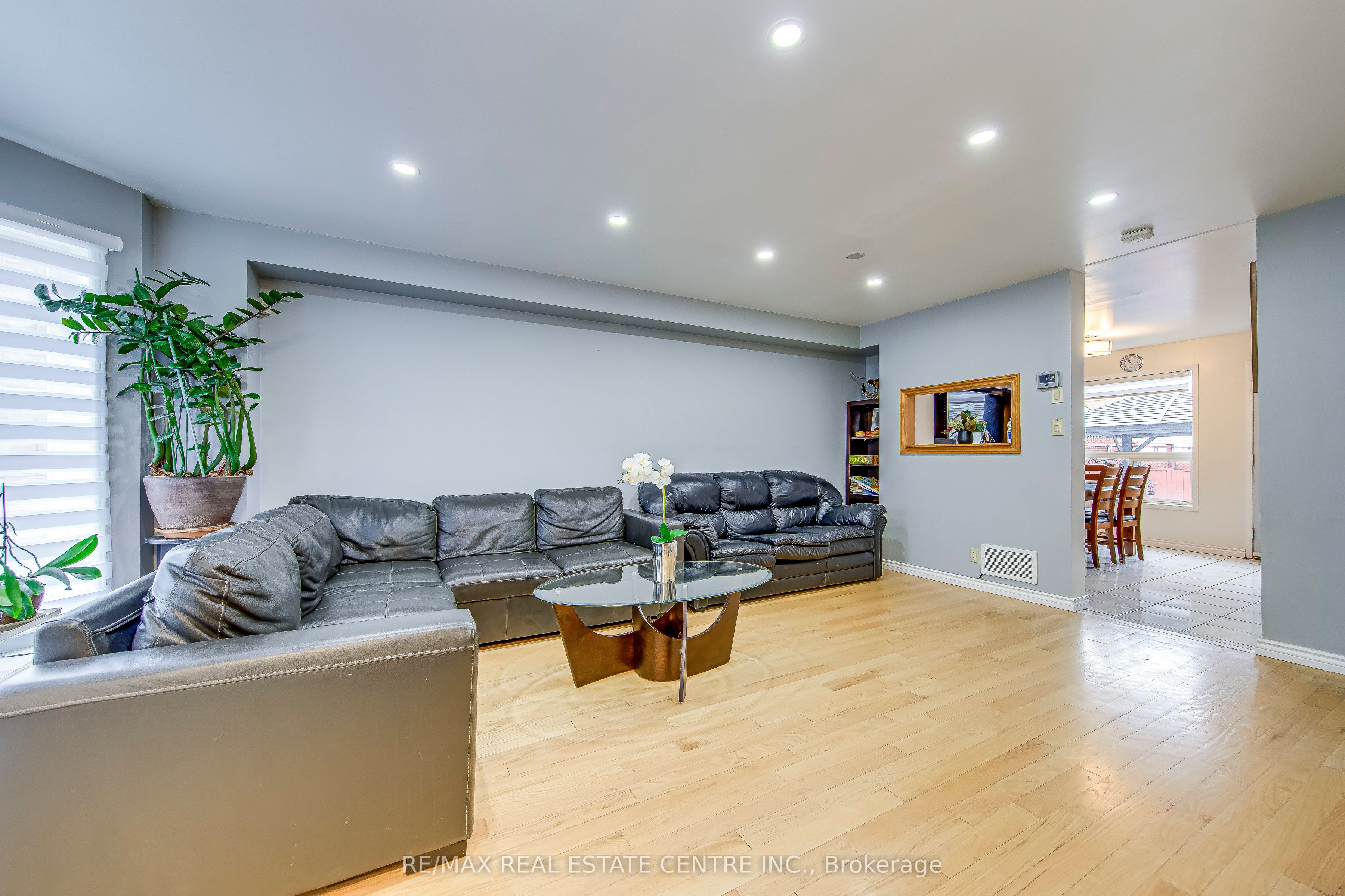 2080 St Clair Avenue W