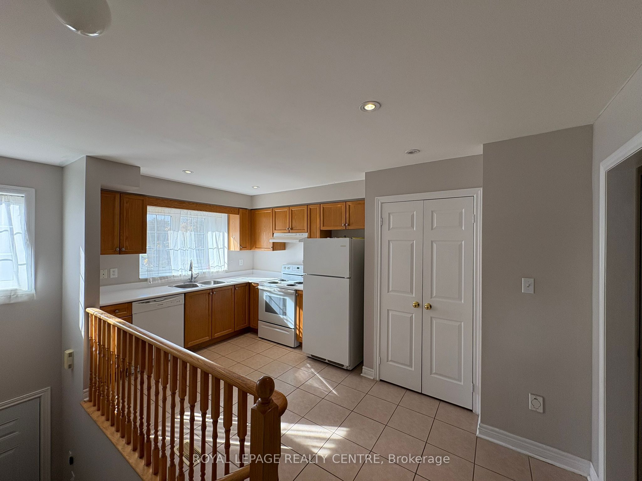 1128 Dundas Street W 5