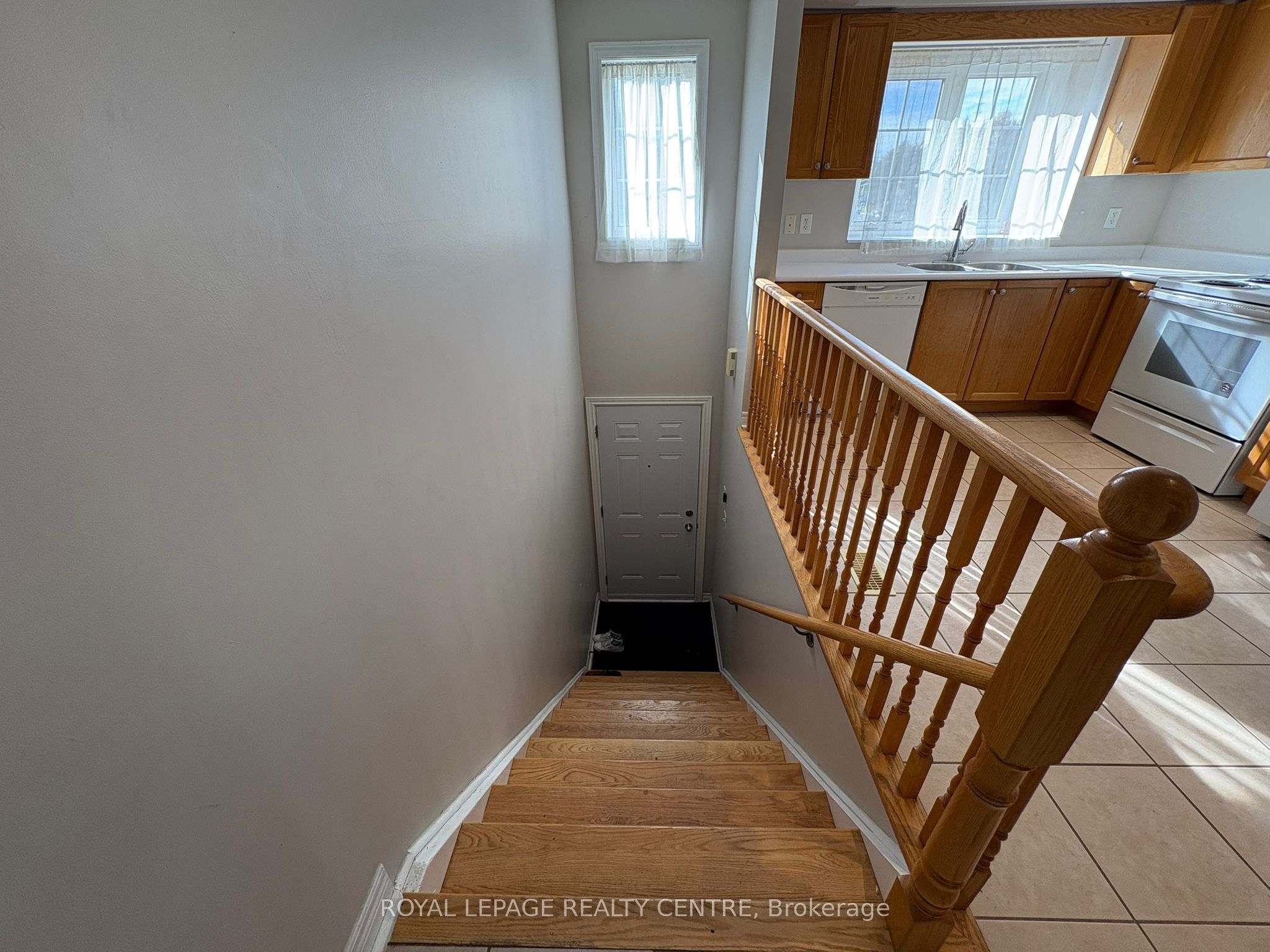 1128 Dundas Street W 5