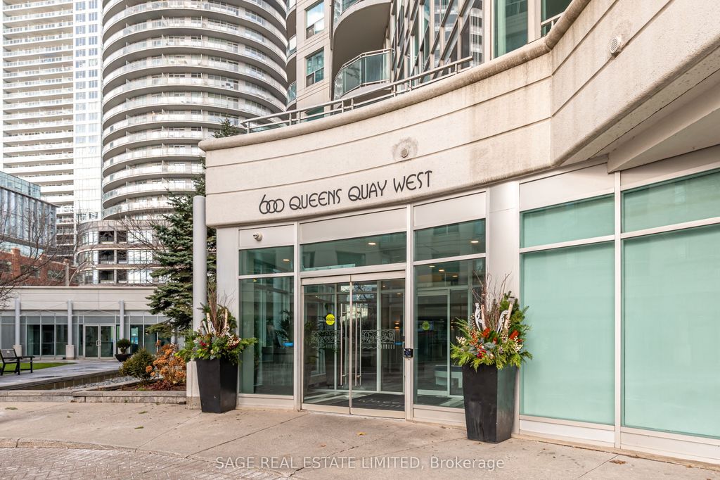 Photo of 600 Queens Quay N/A W #819, Toronto, ON M5V 3M3 (MLS # C12593190)