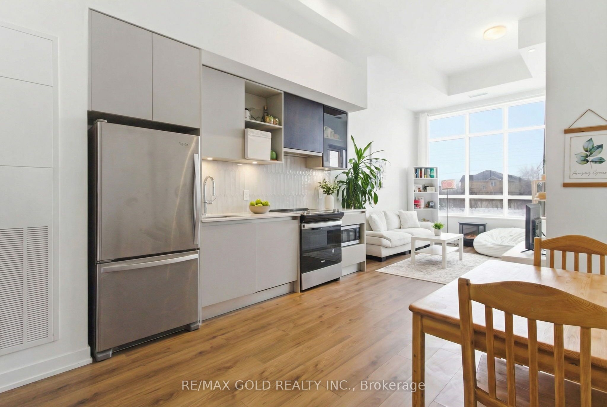 395 Dundas Street W 117