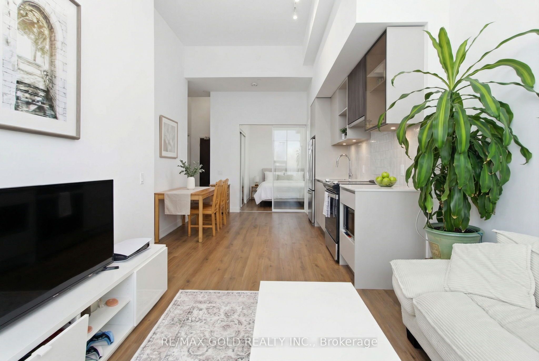 395 Dundas Street W 117