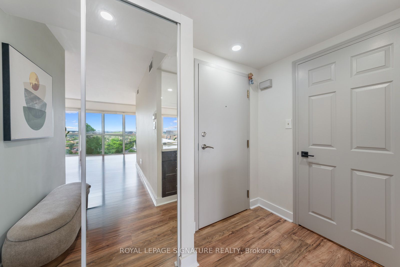 880 Dundas Street W LPH4