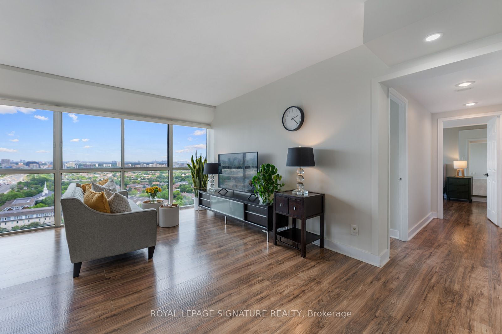 880 Dundas Street W LPH4