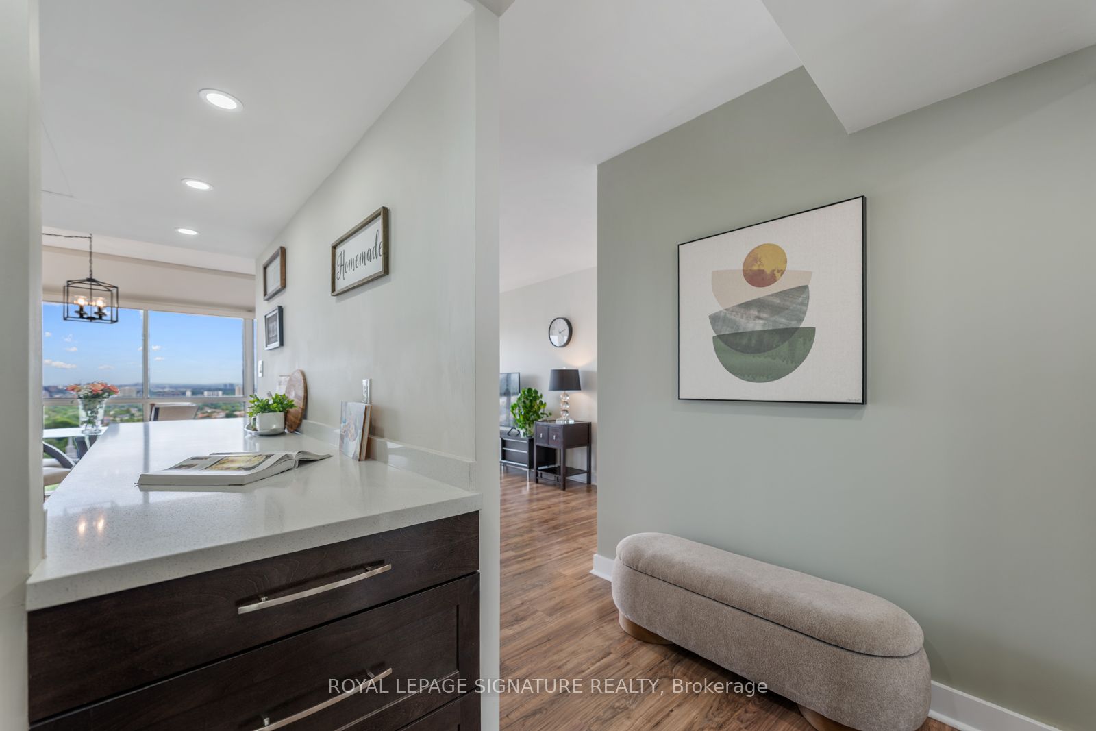 880 Dundas Street W LPH4