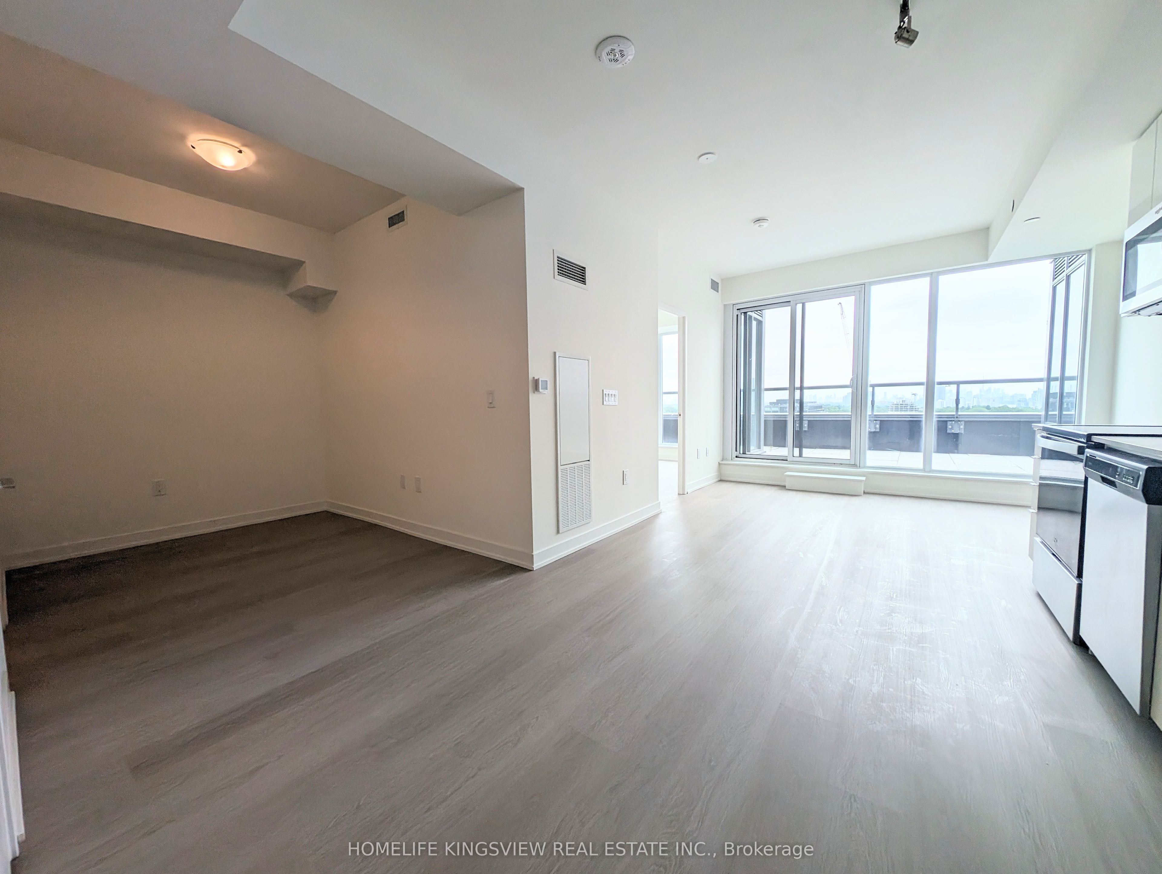 859 The Queensway N/A 910