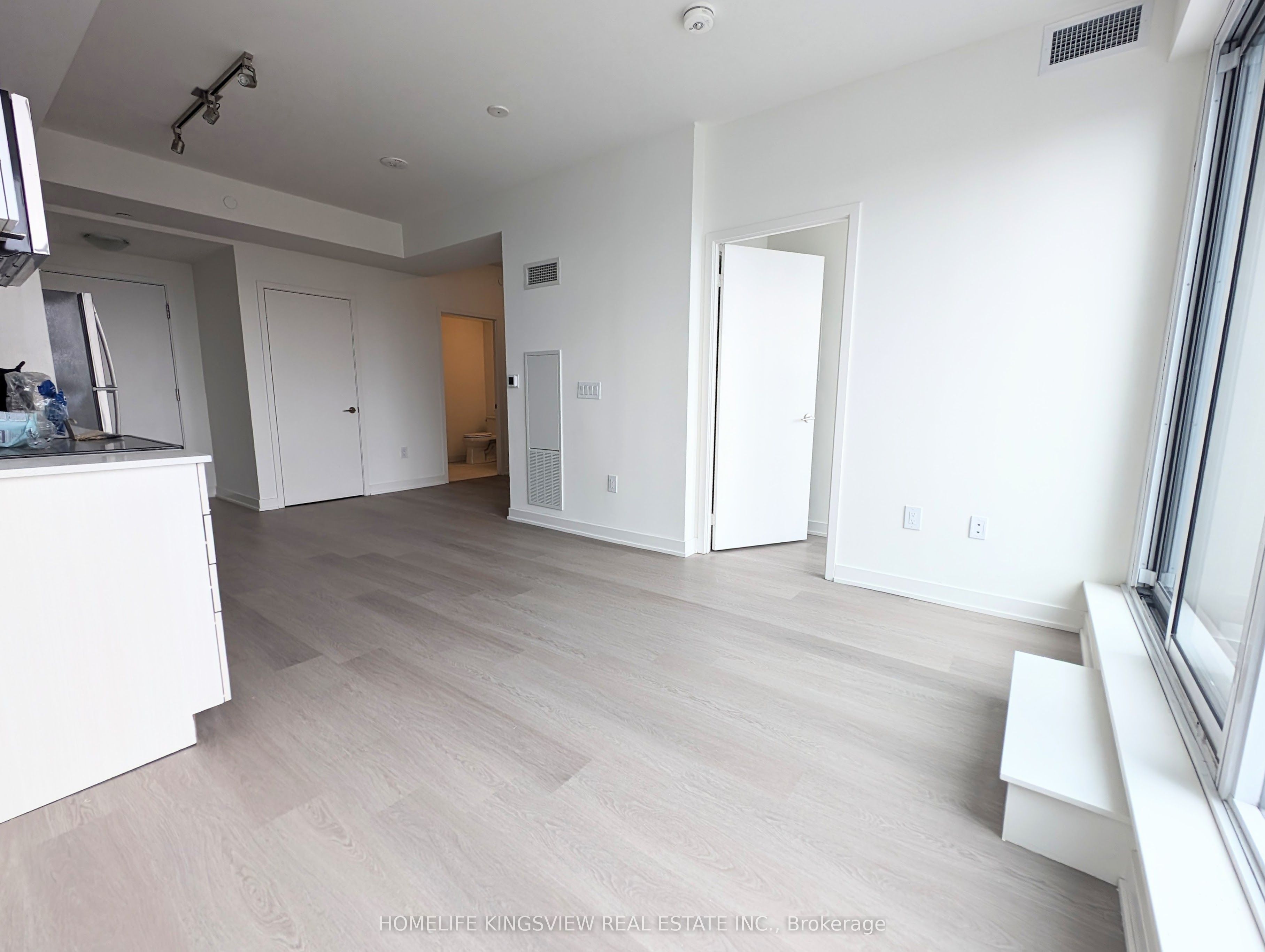 859 The Queensway N/A 910