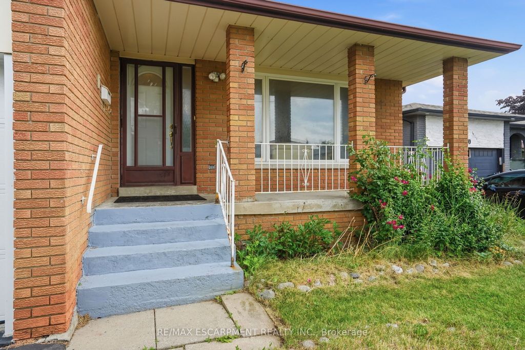 Photo of 464 Louis Drive, Mississauga, ON L5B 2J6 (MLS # W13503174)