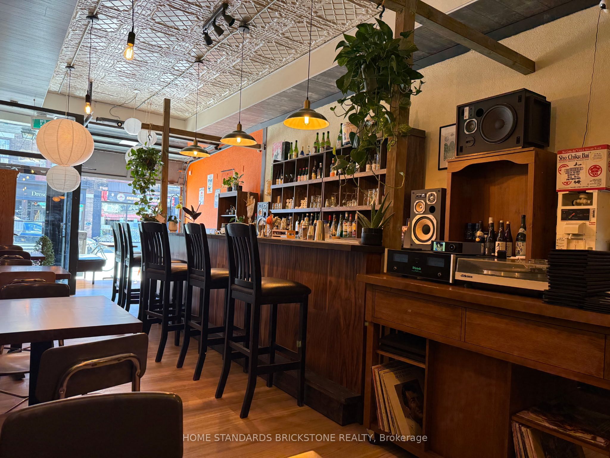 598 College Street S