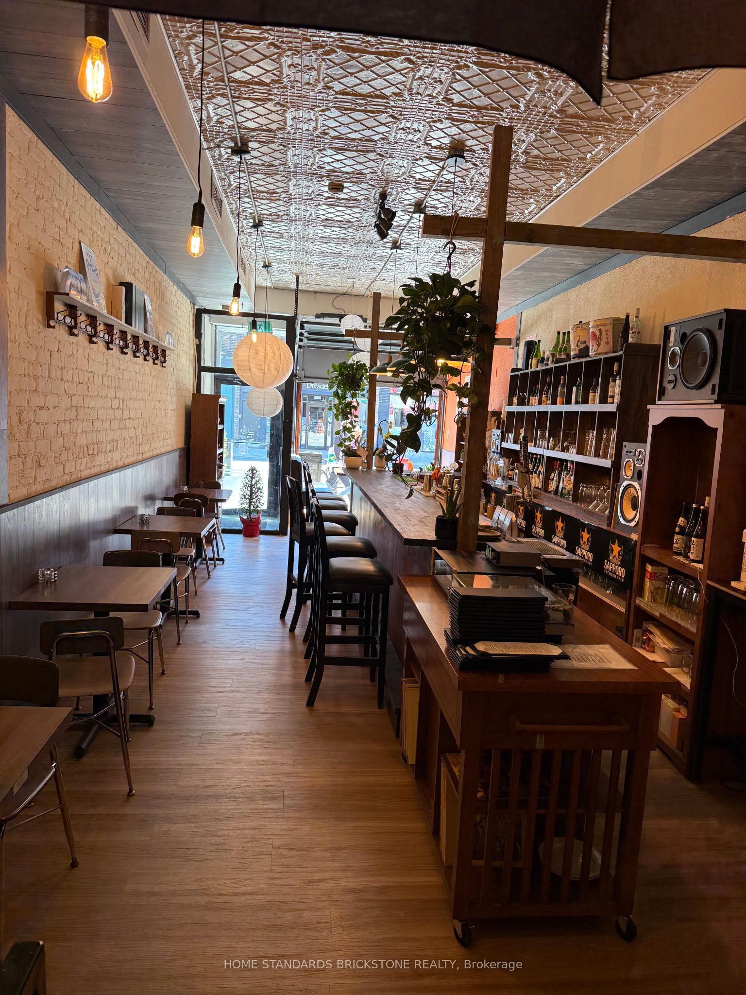 598 College Street S