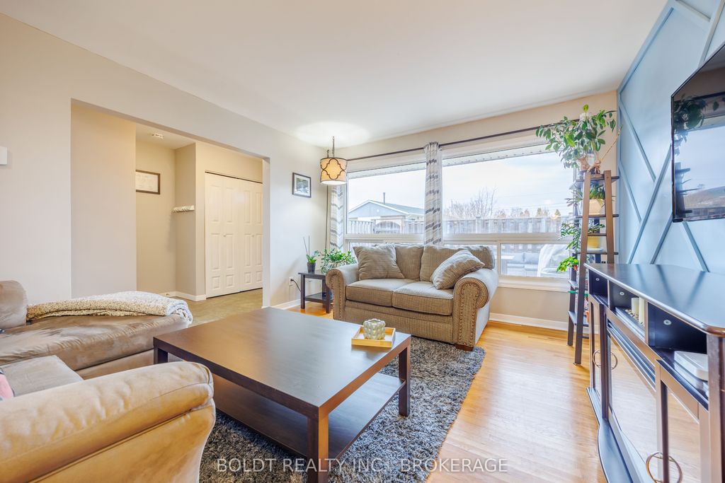 Photo of 5 Woodlawn Court #101, Grimsby, ON L3M 3T4 (MLS # X12927204)