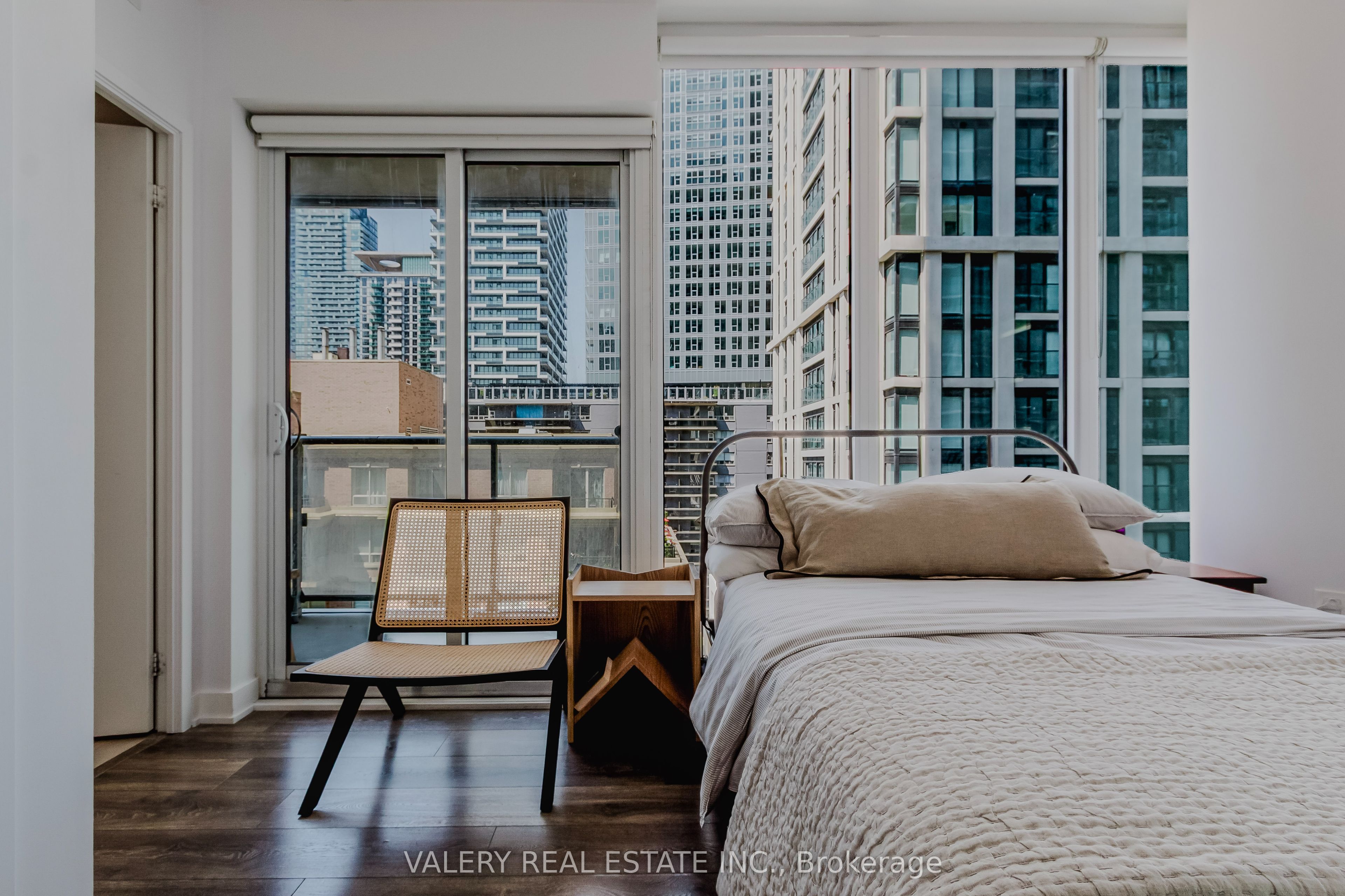 195 Redpath Avenue 712